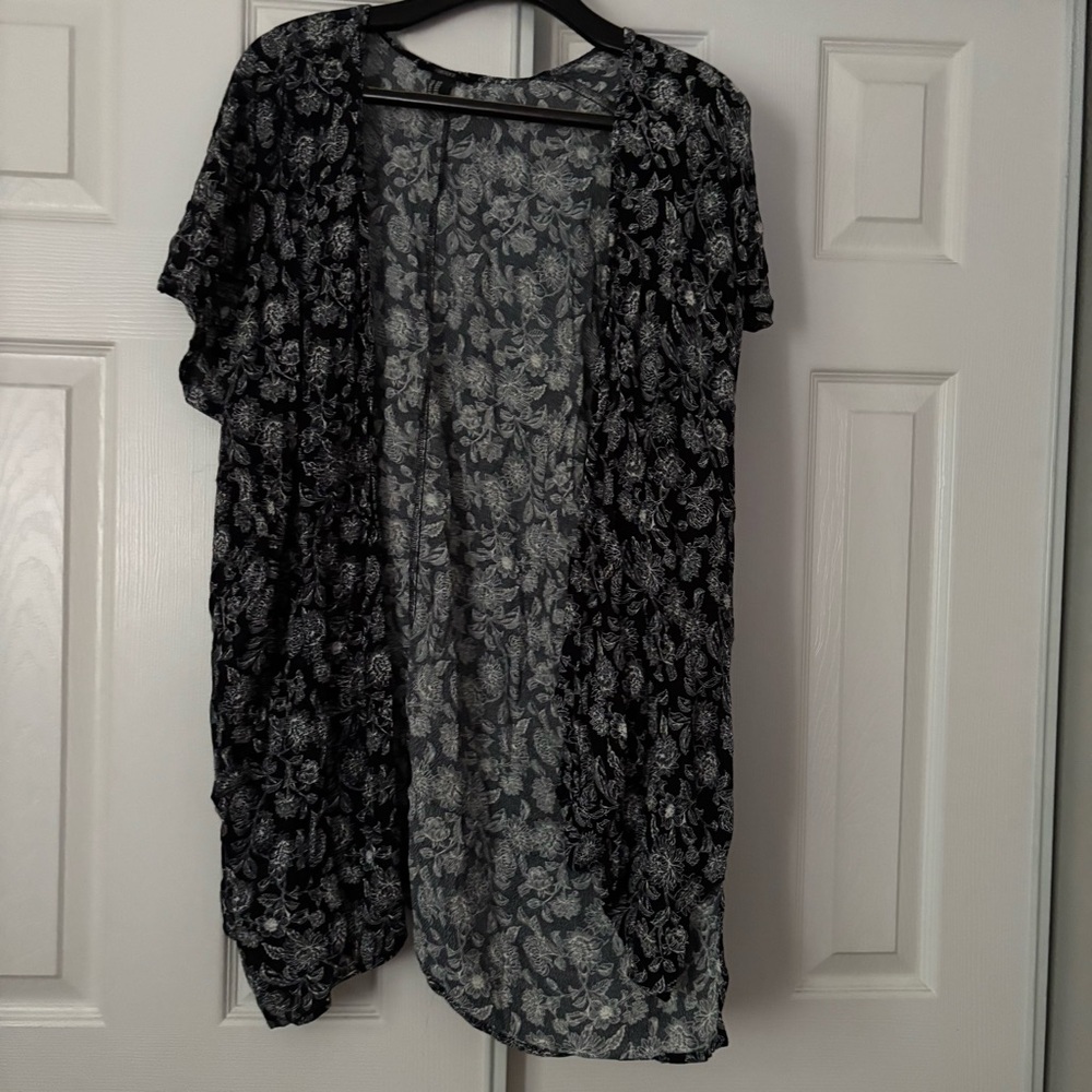 Forever 21 Black and Gray Floral Kimono